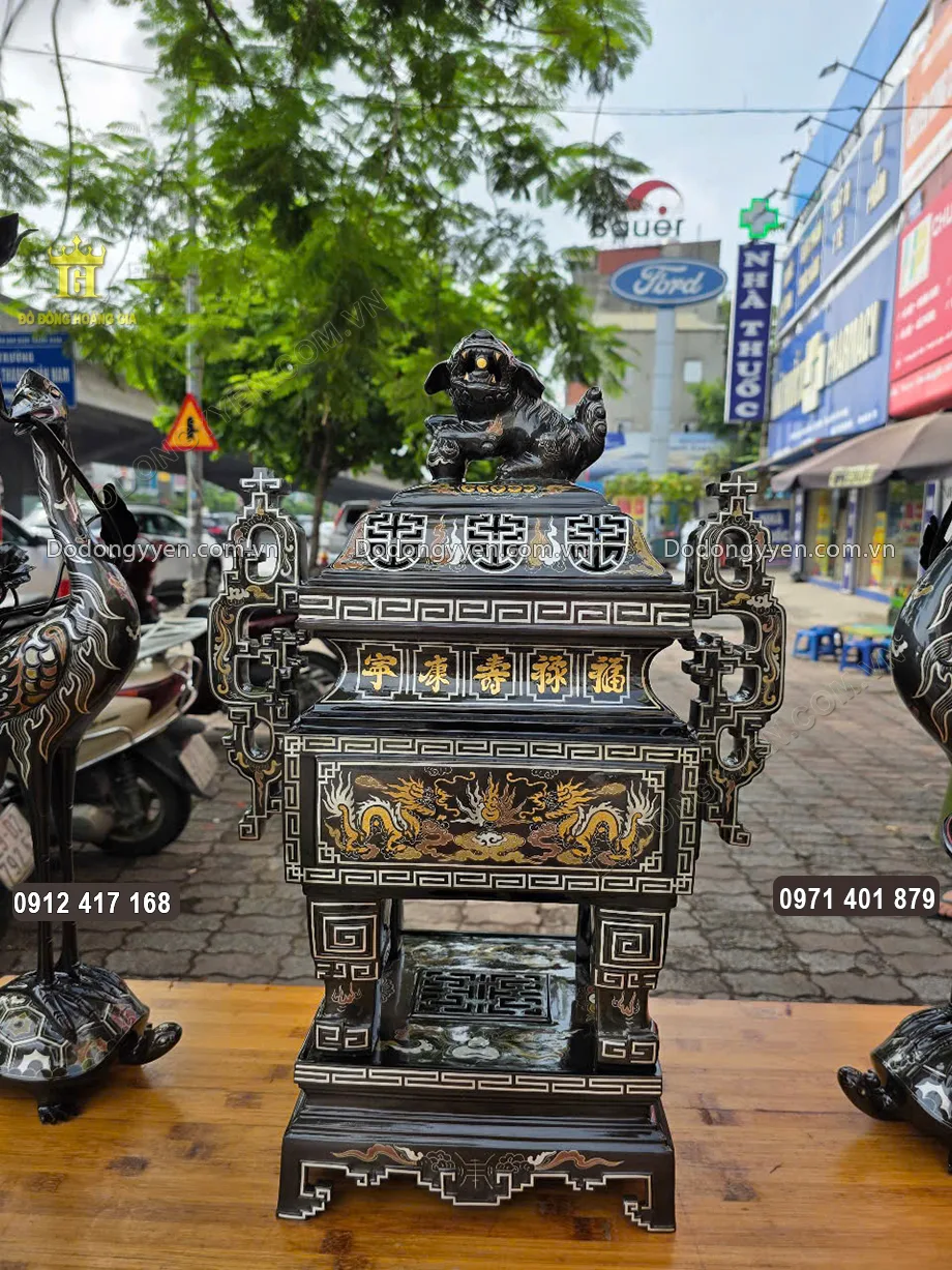 Tr&ecirc;n đỉnh khảm 5 chữ v&agrave;ng  Ph&uacute;c Lộc Thọ Ninh Khang bằng tiếng H&aacute;n